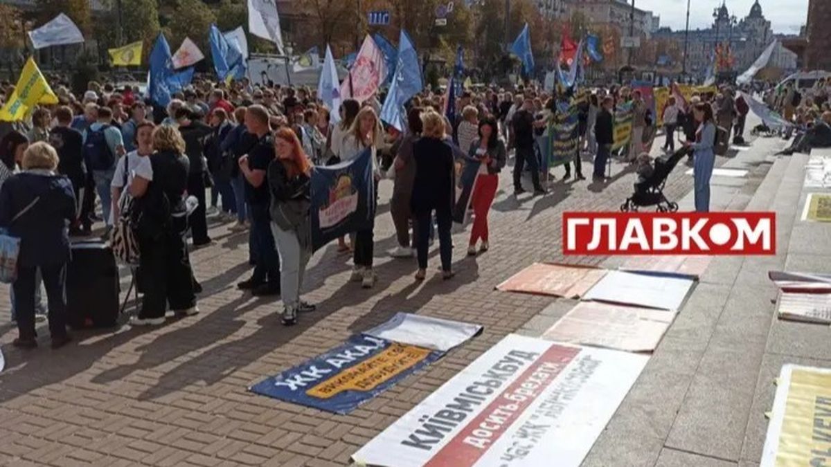 Ошукані інвестори «Київміськбуду» перекрили Хрещатик, вимагаючи добудови житла Мітинг у Києві з плакатами та прапорами