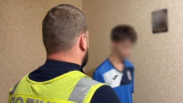 Музей гетьманства знову працює після обстрілу На фото поліцейський та один з підозрюваних у шахрайстві