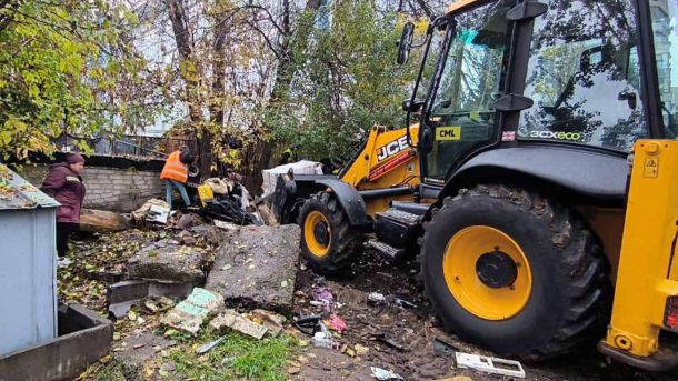 Затримка трамваїв № 11, 16, 17 на Оболоні: авто застрягло на рейках За допомого екскаватора ліквідовують стихійне звалище