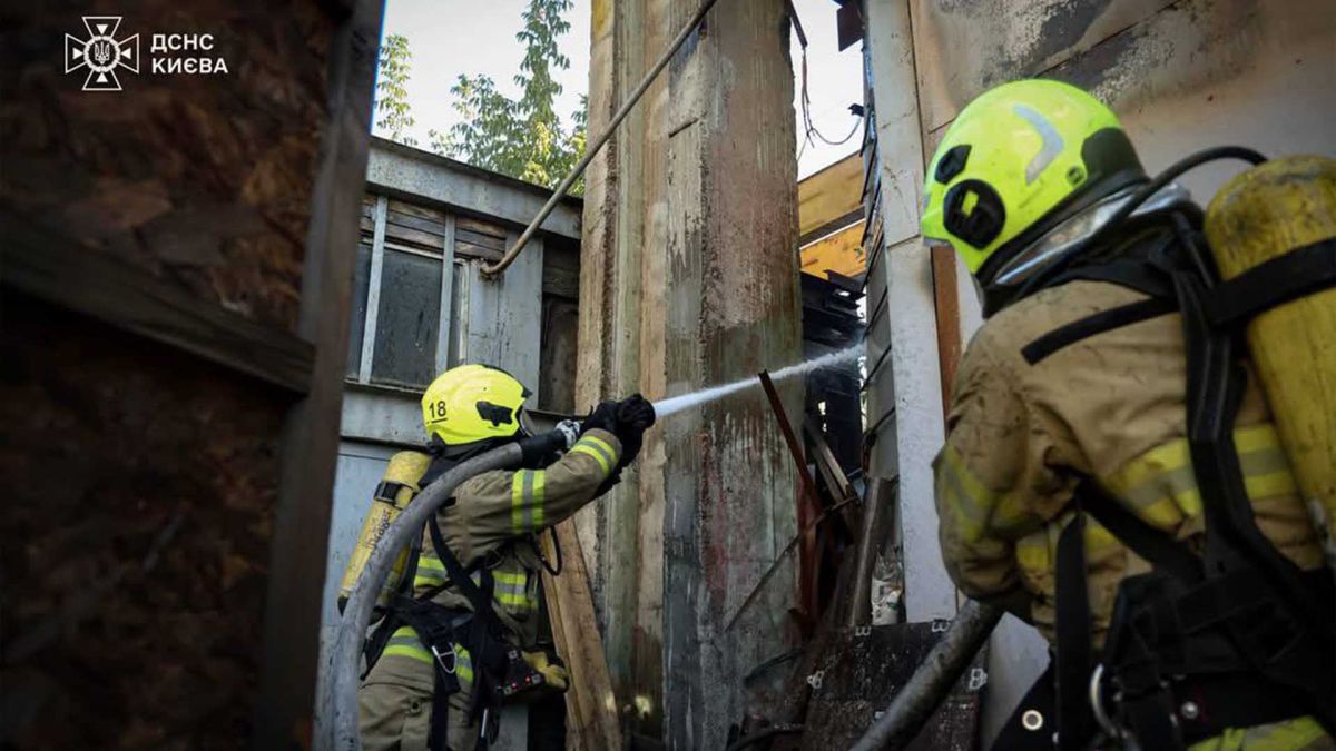 Масштабна пожежа на Відрадному: горів склад у промисловій зоні Масштабна пожежа на Відрадному: горів склад у промисловій зоні