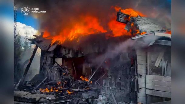 Поліцейські Києва вшанували пам’ять полеглих колег біля стели ГУНП Рятувальники ДСНС Київщини гасять пожежі в Обухівському і Бориспільському районах після ворожих ударів