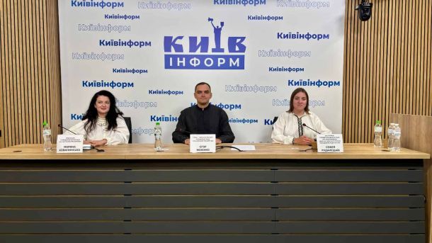 Національна опера відкриє 159-й сезон «Наталкою Полтавкою» Марина Кобилинська, Єгор Міненко та Софія Руданецька за столом на пресконференції Київінформ про Молодіжний фестиваль борщу