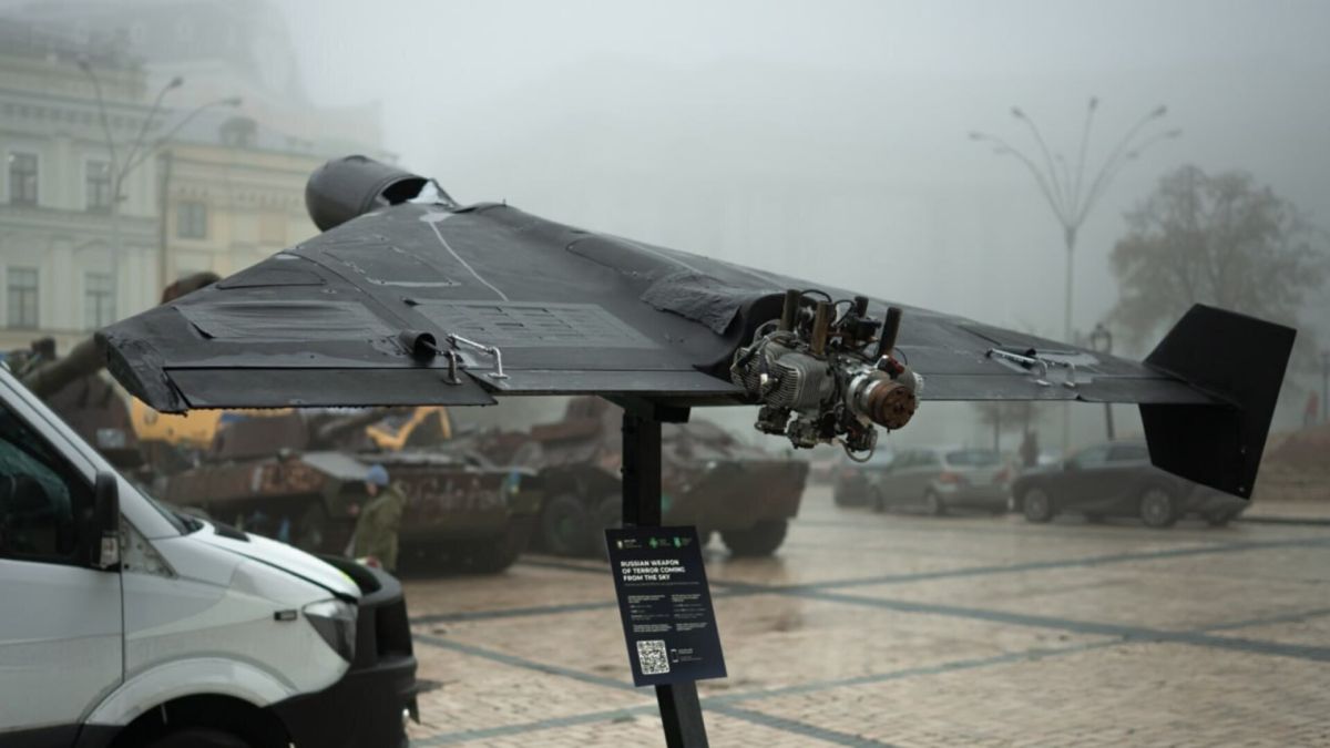 «Шахед» як експонат на Михайлівській: як підтримати «Дронопад» Збитий «Шахед», виставлений на Михайлівській площі