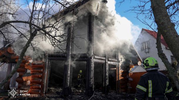 У Києві та Київській області 5 січня очікується мороз та ожеледиця на дорогах Обгоріла будівля, з якої продовжує виходити густий дим