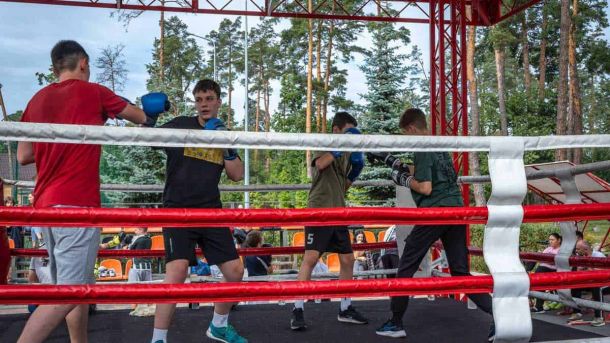 У Бучі пройшов Ярмарок спорту: понад 100 учасників і десятки майстер-класів чотири хлопчики боксують у рингу