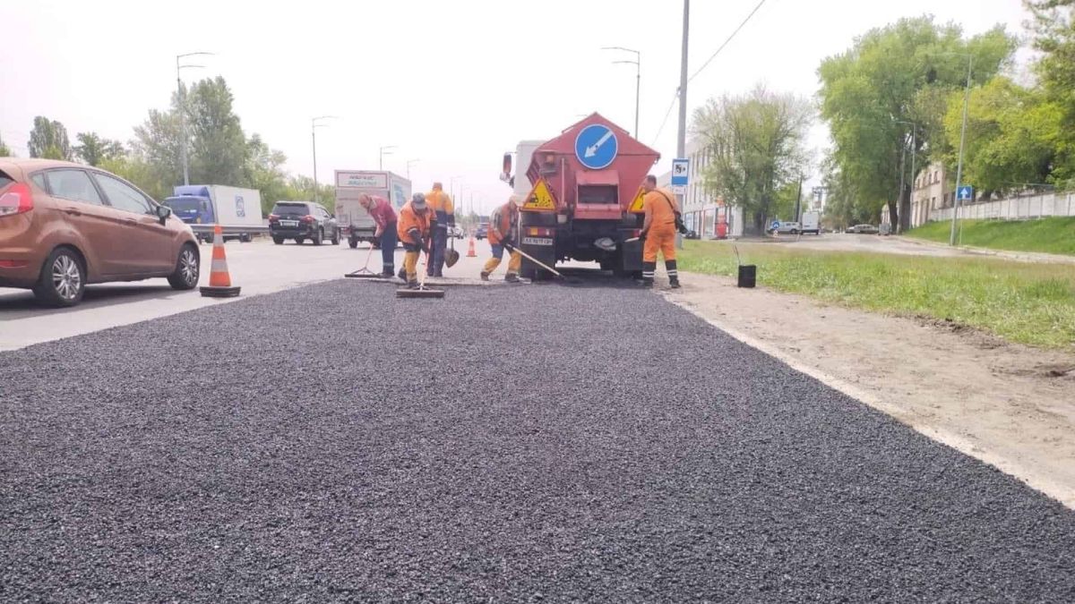 Київавтодор вибирає на капремонт найменш пошкоджені вулиці — аналіз даних Ремонт дороги, комунальники кладуть новий асфальт і працюють цілою командою на дорозі