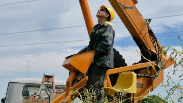 На Київщині військовому РФ заочно оголосили підозру в мародерстві Чоловік у жовтій касці та спецодязі стоїть на підйомному механізмі біля техніки