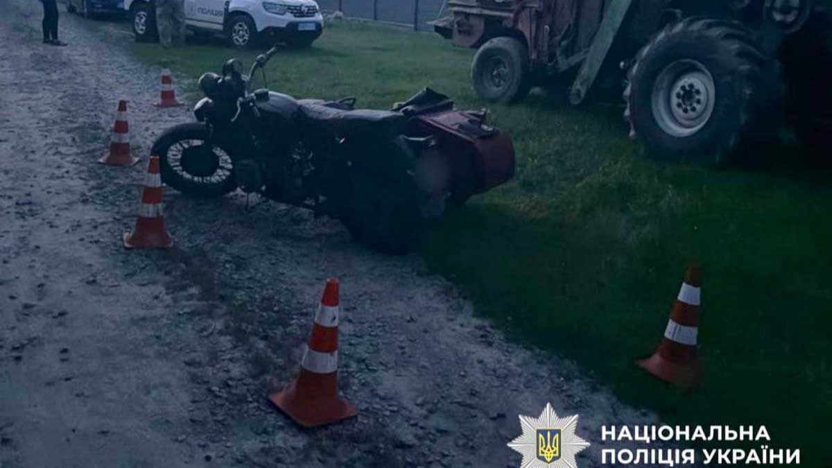 На Київщині мотоцикл зіткнувся з комбайном — водій і 14-річна пасажирка в лікарні На Київщині мотоцикл зіткнувся з комбайном — водій і 14-річна пасажирка в лікарні