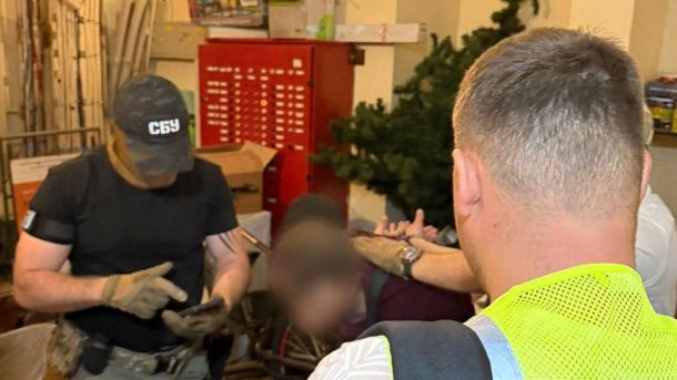 Плював жінкам з дітьми в обличчя і бив: киянин сів за ґрати Поліцейські затримують підозрюваного у вивезенні призовників з України. В чоловіка заблюрене обличчя