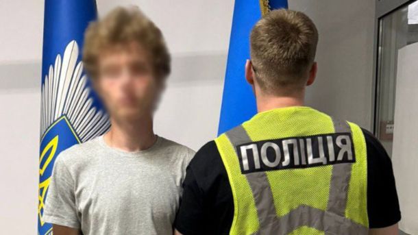 8,6 мільйона гривень у дохід держави: ВАКС стягнув майно заступника начальника поліції Києва Один з затриманих за підозрою у шахрайстві стоїть у відділку поліції поряд з поліцейським