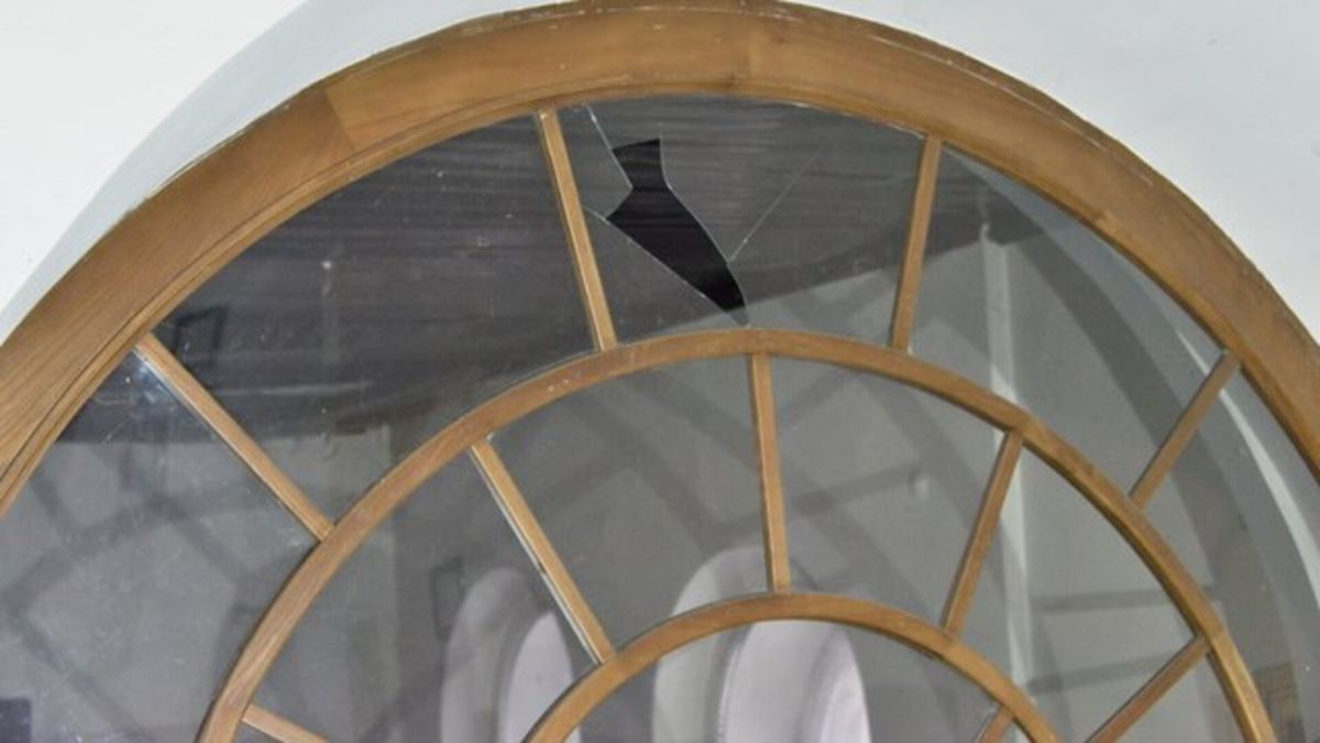 Києво-Печерську лавру вперше пошкодили з часів Другої світової війни Розбите від вибуху скління на вході до будівлі