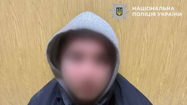 Подружжя збувало канабіс закладками у Дніпровському районі: загрожує до 10 років Поліцейські затримали 28-річного рецидивіста за пограбування біля метро в Оболонському районі Києва