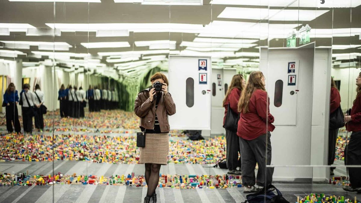 У PinchukArtCentre відкрили виставки «Радість» і «Не питаючи дозволу» Відвідувачка фотографує інсталяцію з LEGO у дзеркальному залі PinchukArtCentre на виставці Радість