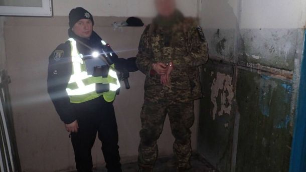 У селищі Кожанка на Київщині побудують новий Активний парк (фото) Поліцейський у світловідбивному жилеті тримає затриманого військовослужбовця у наручниках після ножового нападу на двох людей