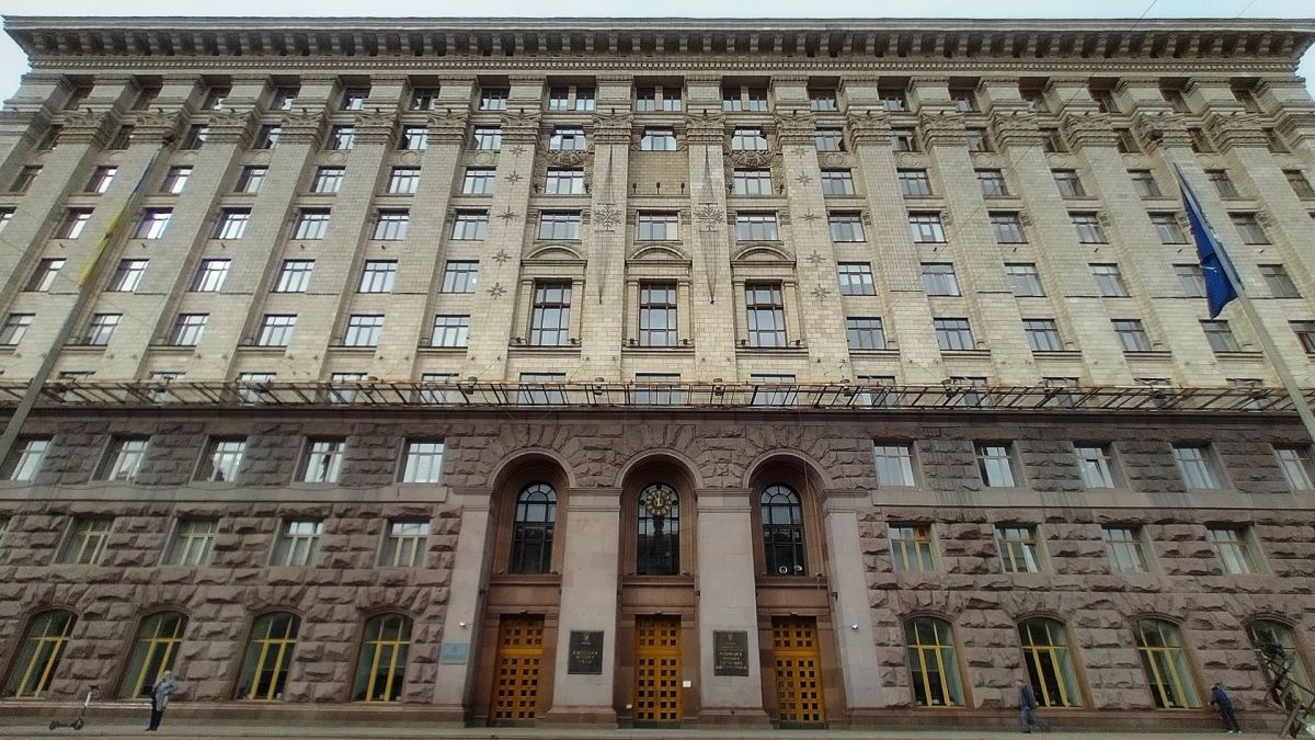 У «Київавтодорі» та Департаменті транспорту — другі обшуки за лютий Центральний вхід до будівлі Київської міської державної адміністрації