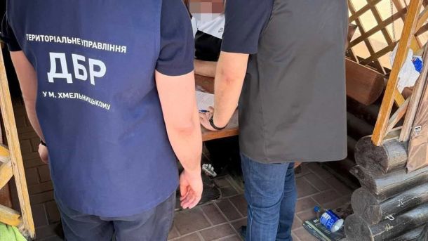У Києві судитимуть двох чоловіків за збут кокаїну, МДМА та амфетаміну Співробітники ДБР та прокурор під час затримання підозрюваного у схемі захоплення квартир померлих