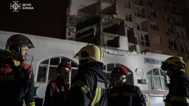 Втрати Росії 30 грудня: понад 1220 окупантів та 400 дронів за добу Рятувальники перед будинком, сегмент якого зруйнований обстрілом