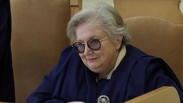 Збій у Monobank через «полювання на лимони» — користувачі не можуть увійти в застосунок жінка в судійській мантії