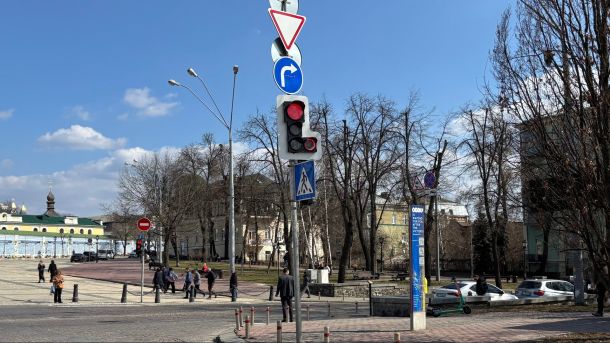 На Оболоні дівчинка померла після помилки лікарки Світлофор із червоним колом заборони на додатковій секції на Михайлівській площі в Києві