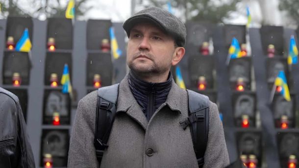 «Збори ОСББ» у «Жовтні»: безкоштовний показ і дискусія 20 червня Володимир В'ятрович, народний депутат і колишній голова УІНП, біля меморіалу з прапорами України
