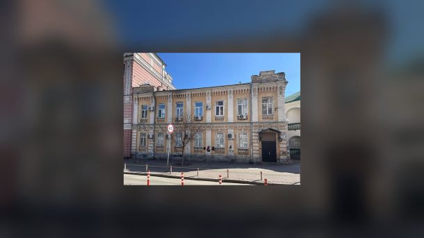 Хрещатик, 5: втрачений конструктивістський будинок держустанов Двоповерховий цегляний будинок кінця XIX ст. на вулиці Хорива, 8 на Подолі — колишній Олександрівський дитячий притулок у стилі історизму