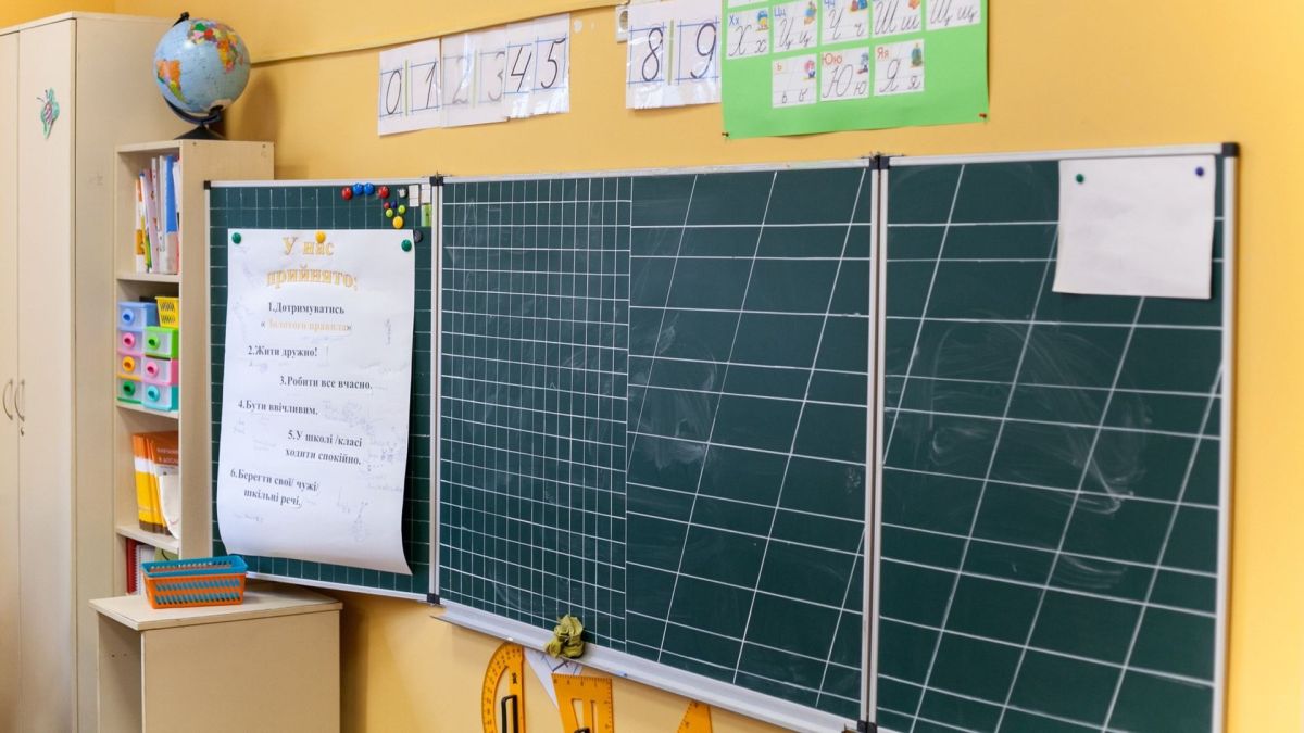 Осінні канікули для київських школярів триватимуть з 27 жовтня до 2 листопада (оновлено) Класна дошка з правила поведінки у школі, поруч полиця з книгами та глобусом