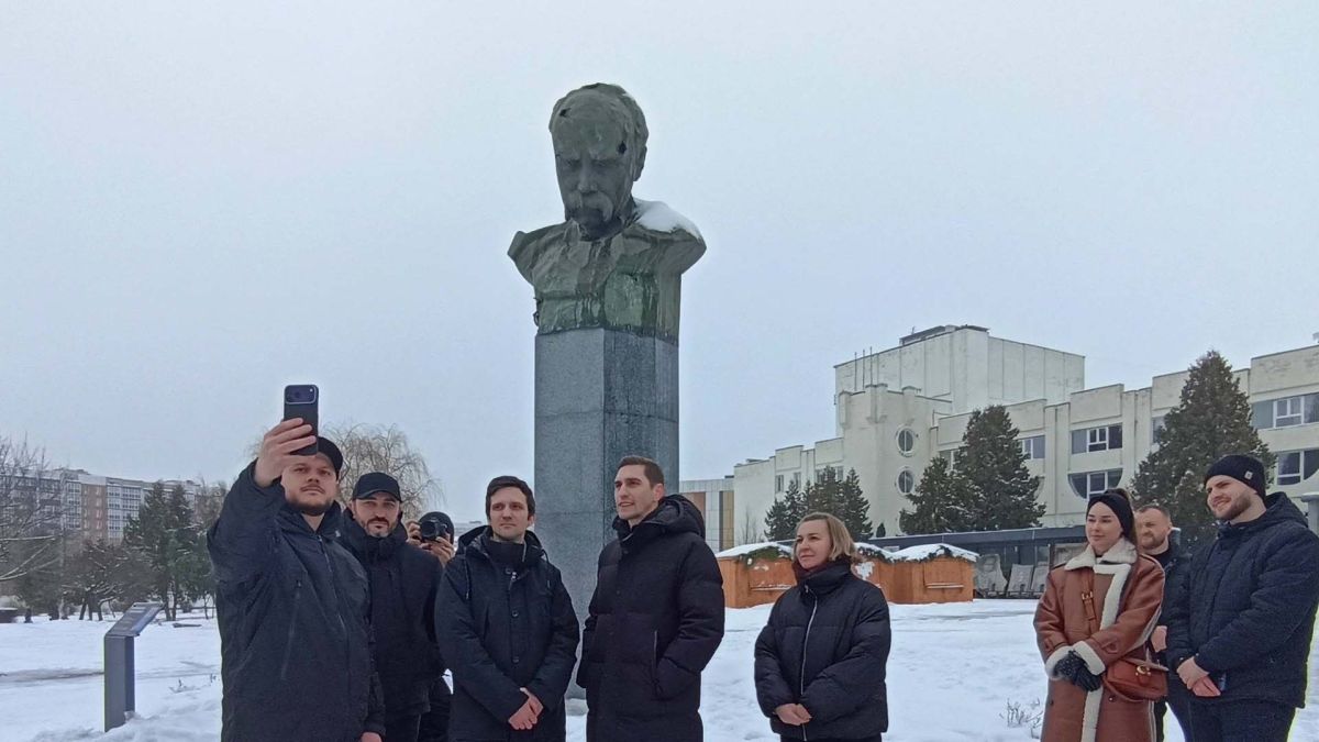 У Бородянці відновили ще 10 будинків: 387 квартир повернули до життя Група посадових осіб біля пам'ятника Тарасу Шевченку на площі в Бородянці, зима