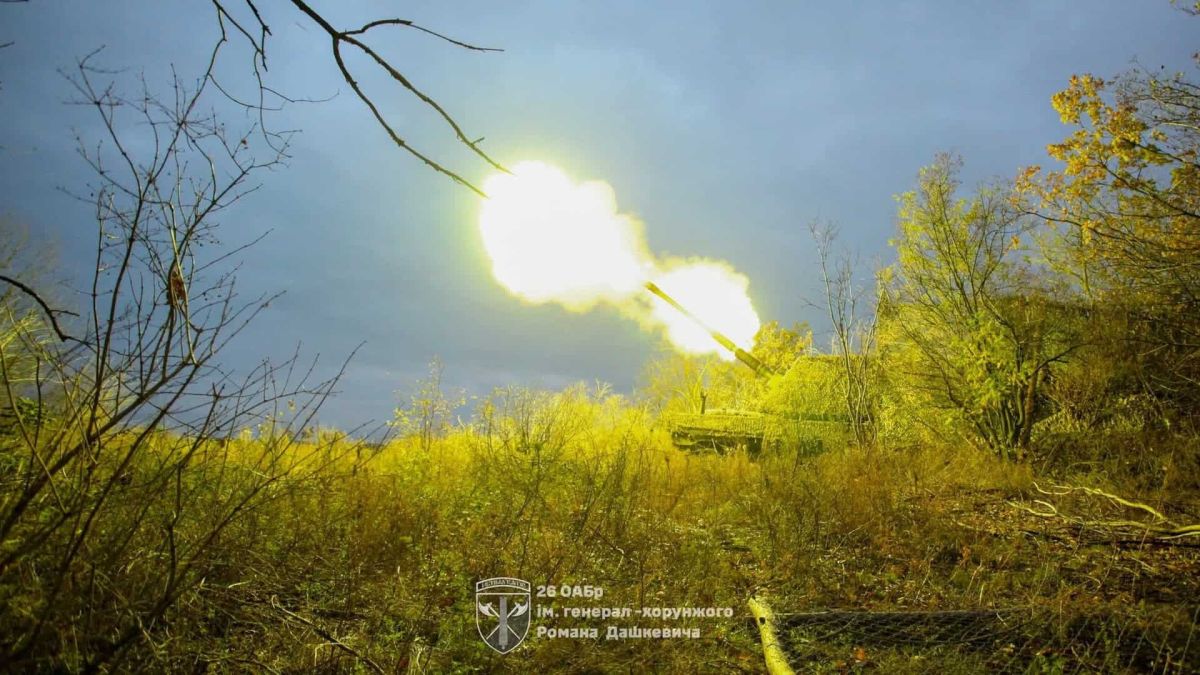 Росія втратила 1060 солдатів за добу: підсумки 28 жовтня Танк стріляє в лісосмузі, дуже великий спалах від пострілу на фоні хмарного неба