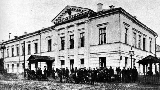 Константинівська, 9: садибу, де гостював Шевченко, знівечили третім поверхом Історичний будинок на розі Константинівської та Хорива на Подолі, колишня садиба з класичним фасадом