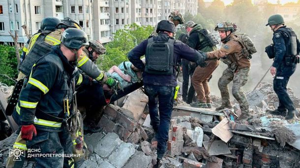 Обстріл України 2 червня: 13 загиблих, понад 100 поранених Рятувальники ДСНС Дніпропетровщини та поліцейські виносять постраждалого з-під завалів зруйнованого будинку у Дніпрі після ракетного удару 2 червня 2026 року