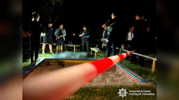 Іноземця затримали за підозрою у пограбуванні в парку «Нивки» Поліцейські Києва затримали 33-річного військового у СЗЧ, підозрюваного у вбивстві товариша ударом ножа на дитячому майданчику у Шевченківському р-ні
