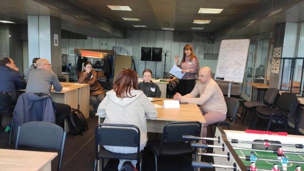 Майстер-клас із живопису просто неба у парку Шевченка Студенти КАУ беруть участь у фасилітаційній сесії з інновацій — групова робота за столами