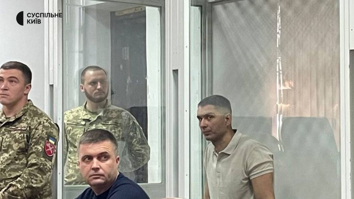 У Києві за вбивство підлітка на станції фунікулера ексспівробітник УДО отримав довічне Судове засідання: чоловік у клітці для підсудних поруч із військовими