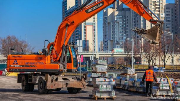 На Болсуновській у Печерську звільнили заблоковану смугу руху Ремонтні роботи на вулиці Богатирській в Оболонському районі Києва: укладено чорновий асфальт, монтують бордюри