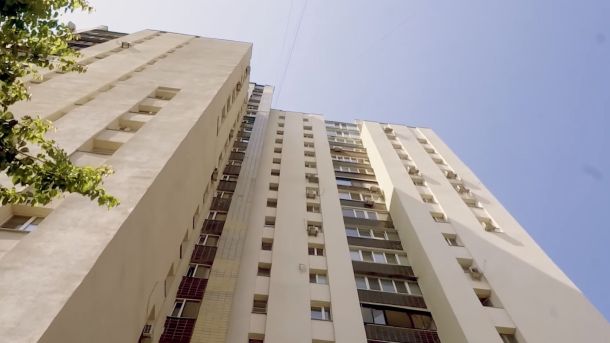 Ірена Карпа презентувала на «Книжковій країні» роман «Він повертається в неділю» Багатоповерховий будинок у Києві