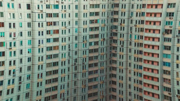 Гайворонська вузькоколійка: 25-й ювілейний ретро-тур стартує 21 березня Фасад багатоповерхового житлового будинку у Києві, ілюстрація до матеріалу про 1545 квартир для ветеранів і переселенців