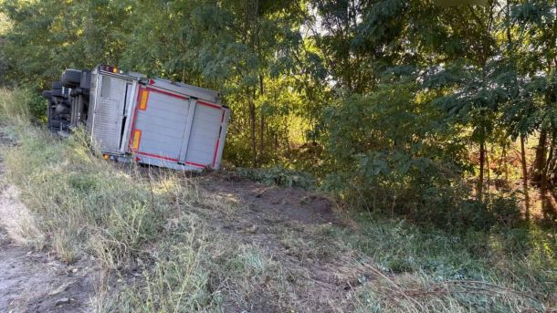 ДТП у Вишневому: 64-річну жінку збив Passat, якого відкинуло на тротуар Вантажний автомобіль перекинувся в кювет на узбіччі дороги серед дерев
