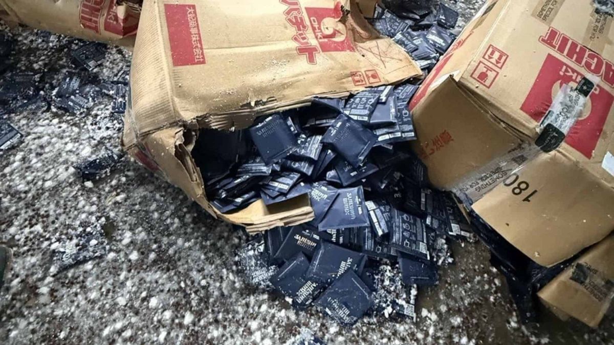 Атака РФ зруйнувала виробництво кави Idealist Coffee: УЗ підтримала бренд Коробки з кавою валяються на підлозі в перемішку із залишками скла