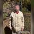 Головні новини Києва | Kyiv.News Чоловік у світлій куртці та військових штанях стоїть увечері на вулиці, обличчя на фото розмите