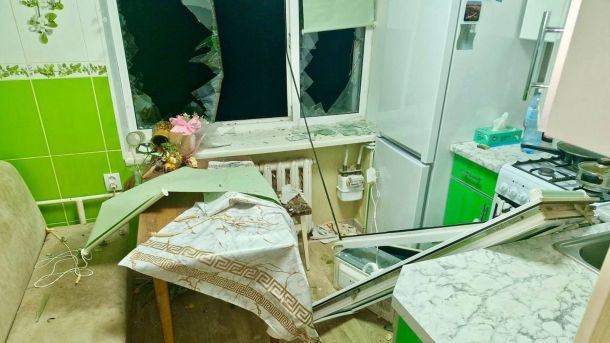 Броварський і Бориспільський райони: екстрені відключення світла після атаки Кухня в квартирі, яка постраждала від атаки РФ, вибиті вікна, рами, склом засипані меблі