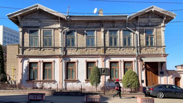 На Вознесенському узвозі у Києві стоїть будинок «українського Пікассо» Двоповерховий муровано-дерев'яний будинок із різьбленим фасадом на Вознесенському узвозі, 13 у Києві, пам'ятка архітектури 1893 року