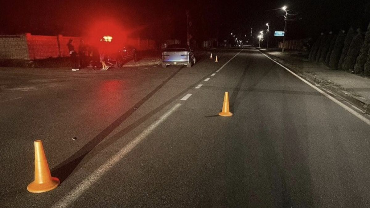 Смертельна аварія в Софіївській Борщагівці: водій збив пішохода Аварія на нічній вулиці Києва з дорожніми конусами та пошкодженими авто.