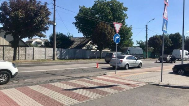 У Білій Церкві збудують квартал на 1500 квартир для переселенців із Маріуполя Вуличний рух на Київській дорозі з дорожніми знаками та авто, зходом на пішохідний перехід у місті Києві.