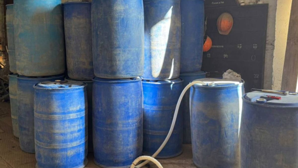 На Київщині прокуратура викрила підпільне виробництво фальсифікованого алкоголю Викрито підпільне виробництво: як прокуратура повалила схему