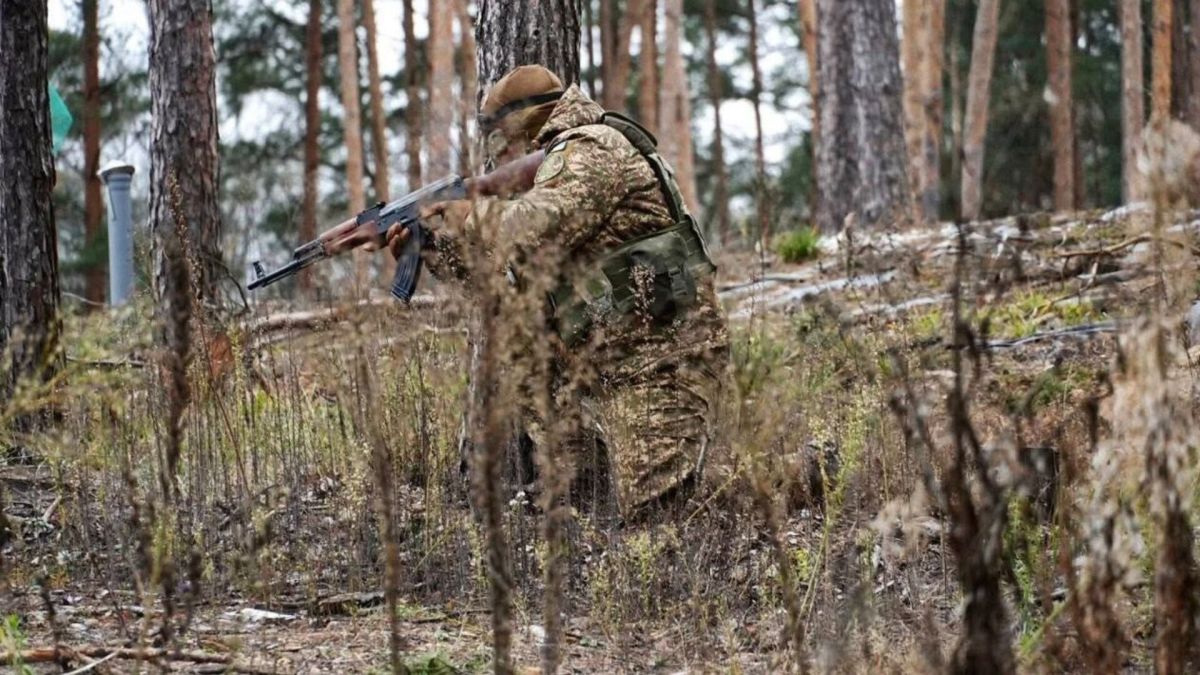 250 боїв за добу: Росія втратила 1170 військових на фронті Український військовий з автоматом