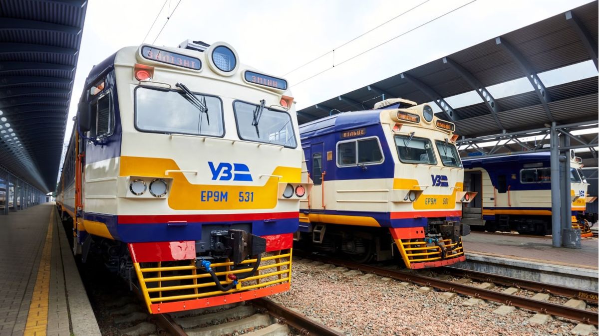 Kyiv City Express: затримка 38 хвилин та зміна платформи Дві електрички на коліях