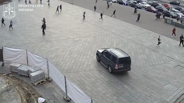 Зеленський ввів санкції проти Міндіча: справа «Енергоатому» Автомобіль їде по пішохідній частині Майдана Незалежності