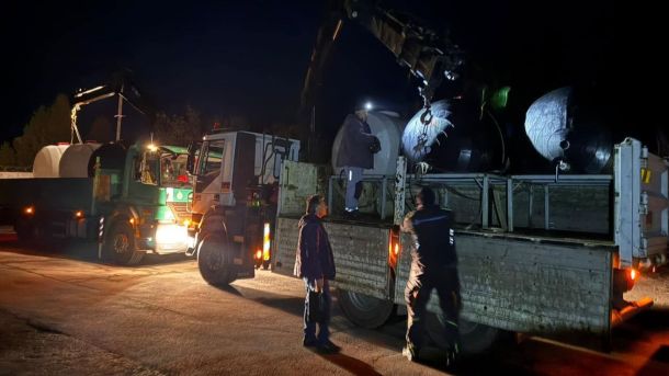 Четвертий день протестів у Києві: суспільство вимагає відновлення незалежності НАБУ та САП Нічне розвантаження великих металевих резервуарів краном з вантажівки для системи водопостачання Чернігова