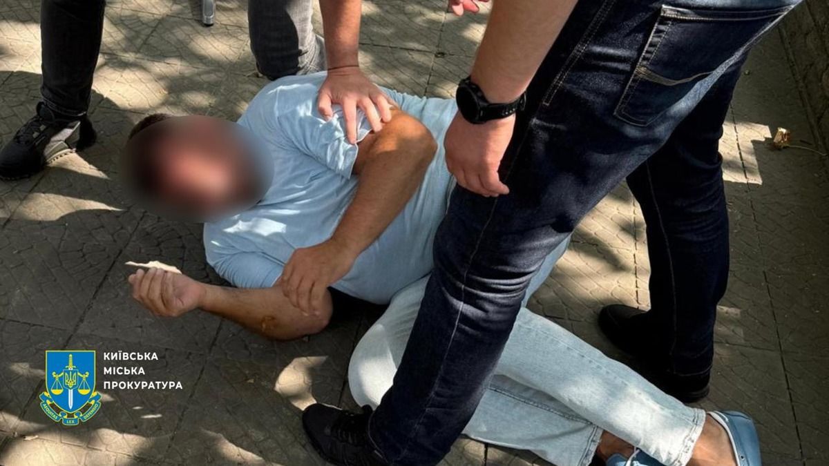 Шахрай за €25 тисяч обіцяв посаду в Офісі генпрокурора: затримано 62-річного чоловіка Шахрай за €25 тисяч обіцяв посаду в Офісі генпрокурора: затримано 62-річного чоловіка