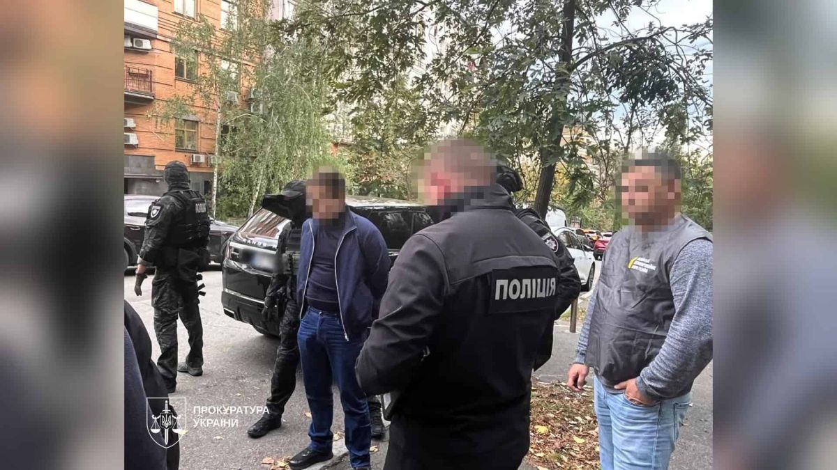 Псевдопрацівника НАБУ затримали в Києві: підозрюють у виманюванні $280 тисяч Поліцейські та прокурор на вулиці в Києві під час затримання чоловіка, якого підозрюють у виманюванні грошей від імені НАБУ